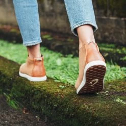 OluKai Hawai‘iloa Manu Hope - Fox / Off White 14 OluKai Hawai‘iloa Manu Hope - Fox / Off White -Shoe Style Sales Hawai iloaManuHope Fox galleryimage 06