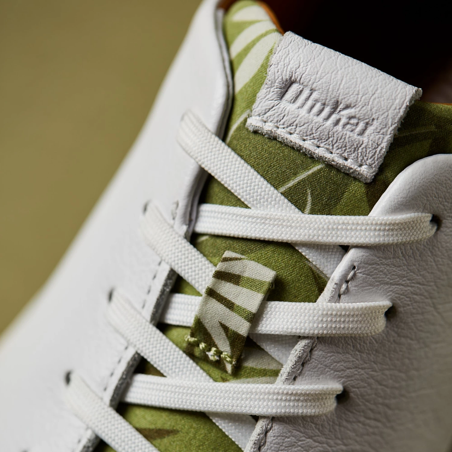 OluKai Lae‘ahi Pili - White / Aloha 6 OluKai Lae‘ahi Pili - White / Aloha - Image 4