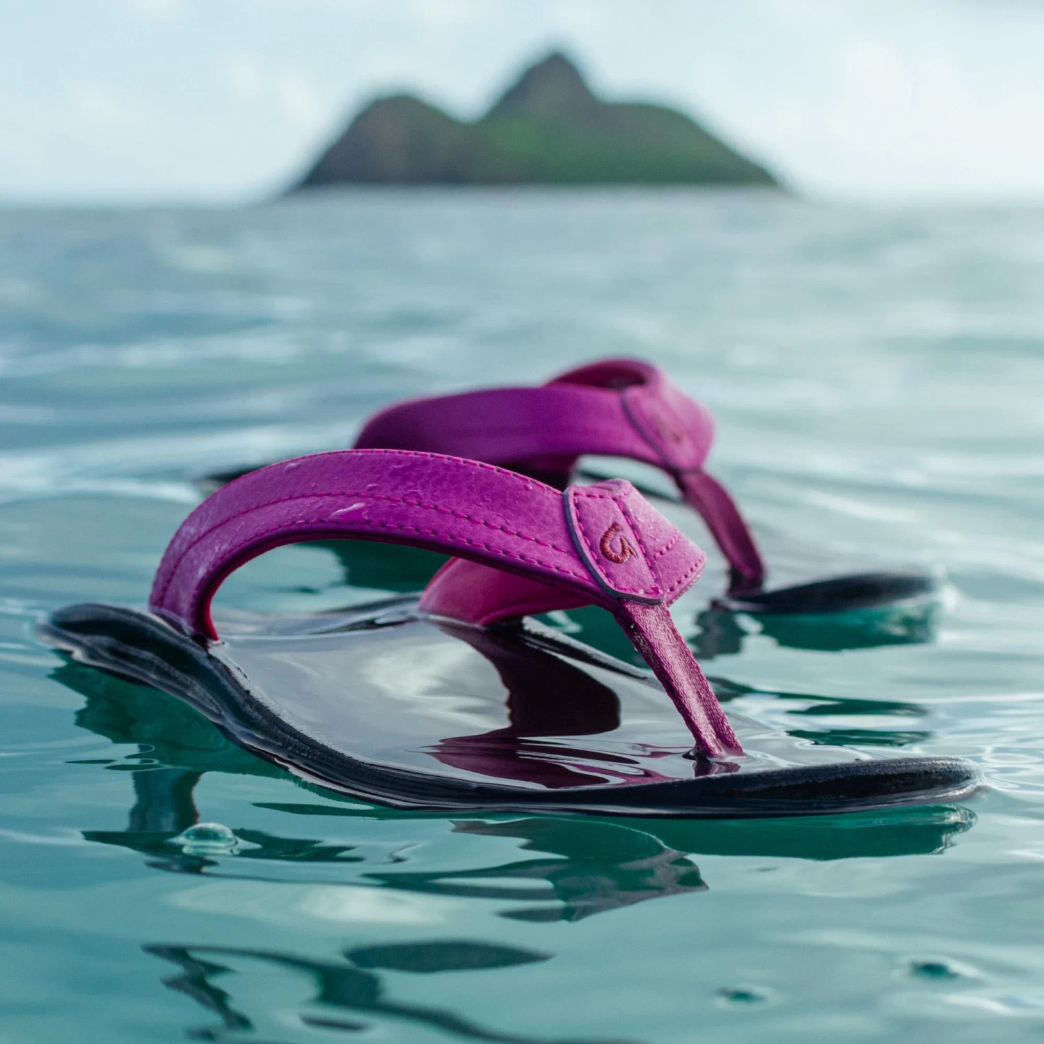 OluKai ‘Ohana - Orchid Flower / Black 8 OluKai ‘Ohana - Orchid Flower / Black - Image 6